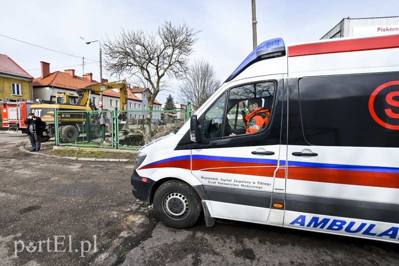 Wypadek na budowie, mężczyzna zasypany w wykopie zdjęcie nr 148190