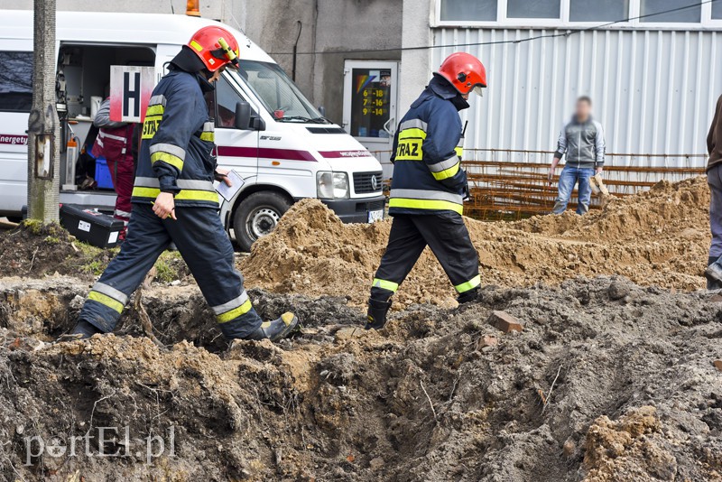 Wypadek na budowie, mężczyzna zasypany w wykopie zdjęcie nr 148196