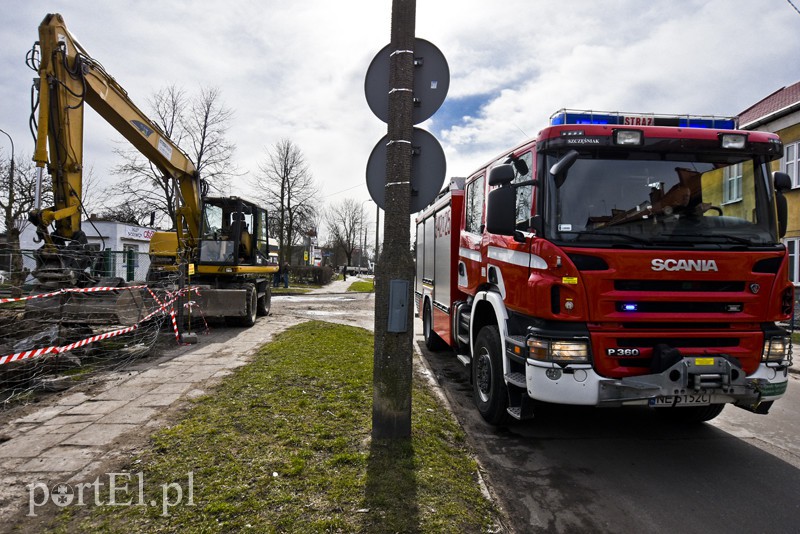 Wypadek na budowie, mężczyzna zasypany w wykopie zdjęcie nr 148185