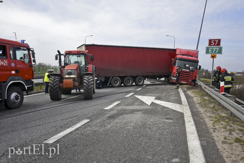 Ciężarówka stanęła w poprzek jezdni (aktualizacja) zdjęcie nr 148737