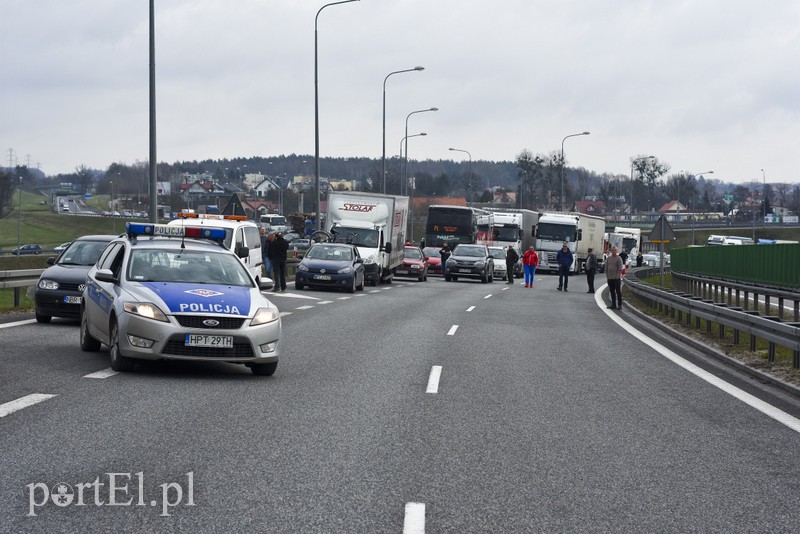 Ciężarówka stanęła w poprzek jezdni (aktualizacja) zdjęcie nr 148740