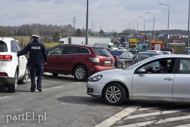 Ciężarówka stanęła w poprzek jezdni (aktualizacja) zdjęcie nr 148733