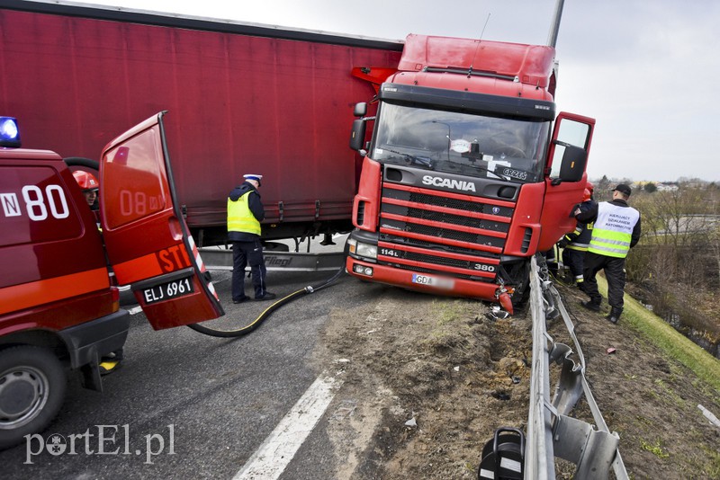 Ciężarówka stanęła w poprzek jezdni (aktualizacja) zdjęcie nr 148727
