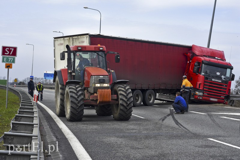 Ciężarówka stanęła w poprzek jezdni (aktualizacja) zdjęcie nr 148739