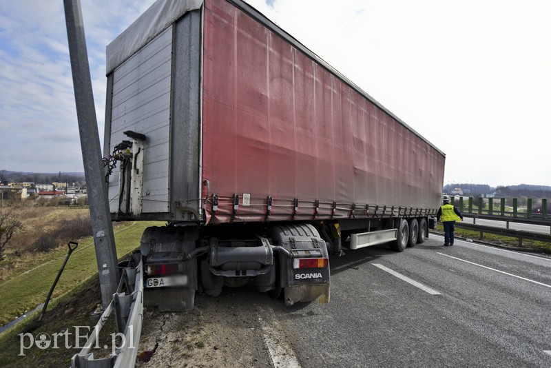 Ciężarówka stanęła w poprzek jezdni (aktualizacja) zdjęcie nr 148729
