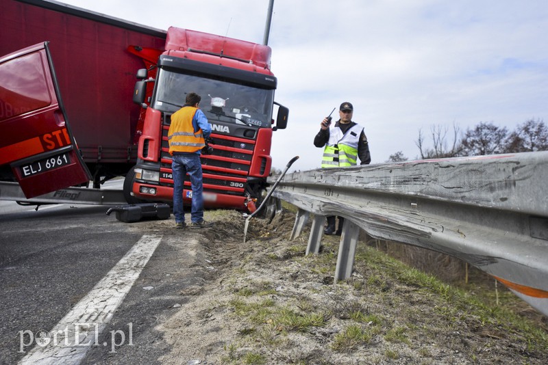 Ciężarówka stanęła w poprzek jezdni (aktualizacja) zdjęcie nr 148731