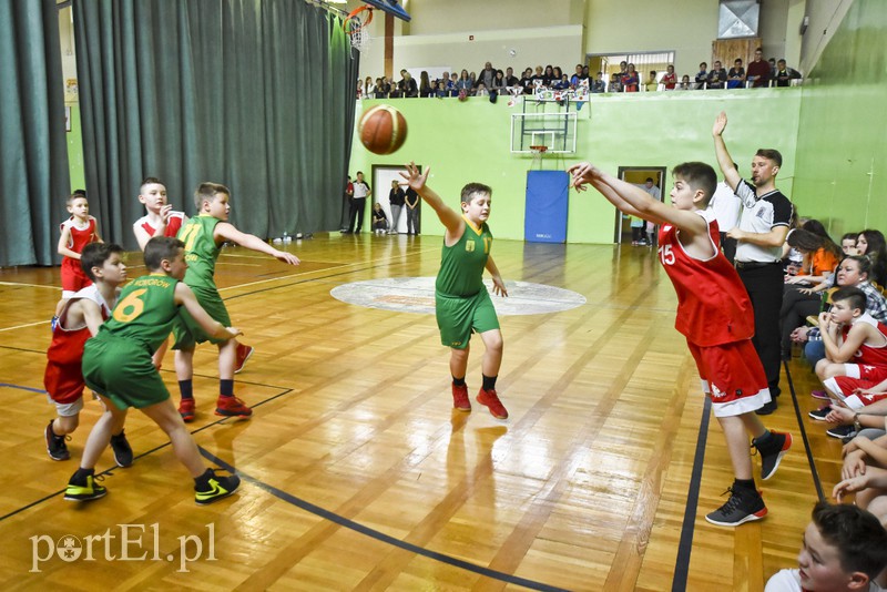 Młodzi koszykarze wyszli na parkiet zdjęcie nr 148772