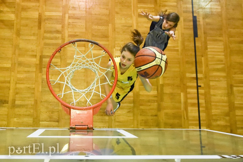Młodzi koszykarze wyszli na parkiet zdjęcie nr 148760