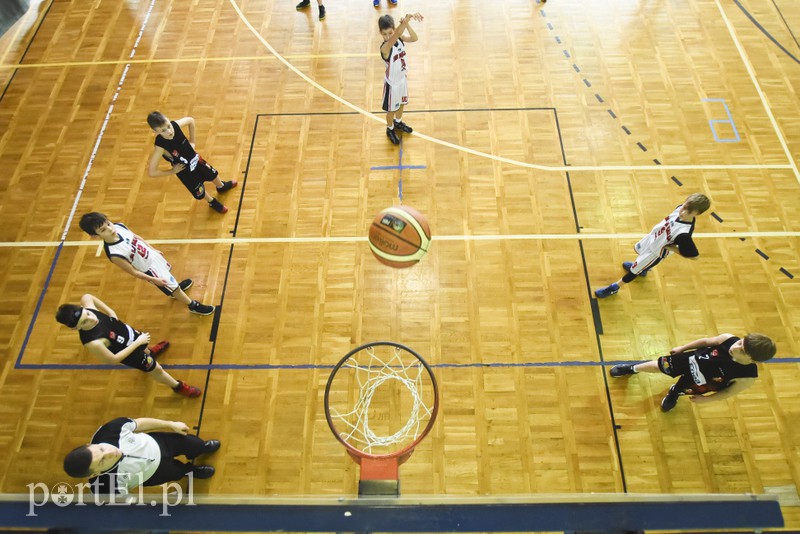 Młodzi koszykarze wyszli na parkiet zdjęcie nr 148788