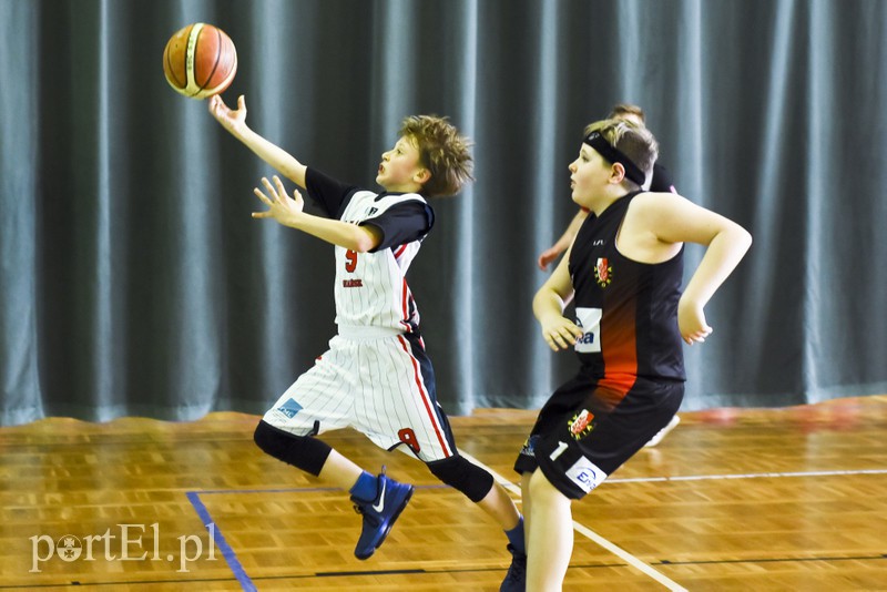 Młodzi koszykarze wyszli na parkiet zdjęcie nr 148783