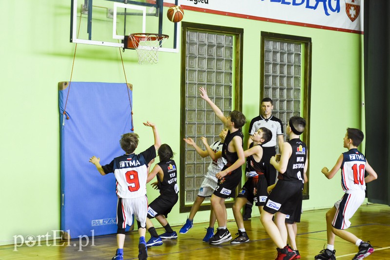 Młodzi koszykarze wyszli na parkiet zdjęcie nr 148780