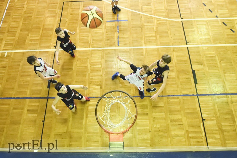 Młodzi koszykarze wyszli na parkiet zdjęcie nr 148789