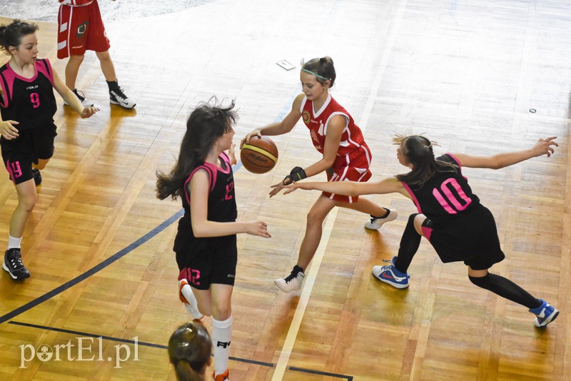 Młodzi koszykarze wyszli na parkiet zdjęcie nr 148757