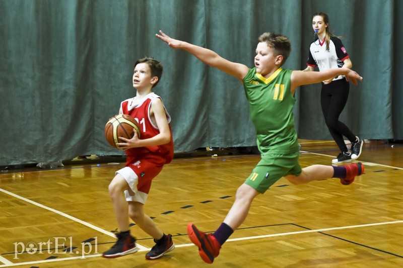 Młodzi koszykarze wyszli na parkiet zdjęcie nr 148775