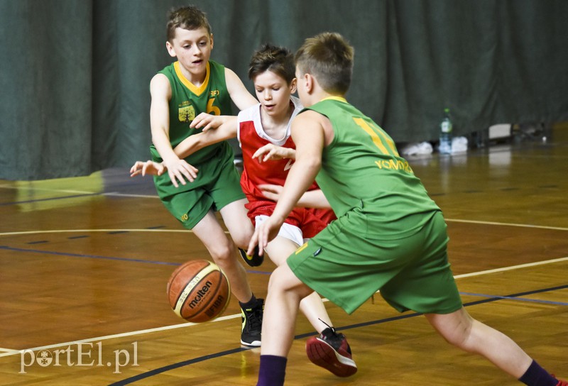 Młodzi koszykarze wyszli na parkiet zdjęcie nr 148771