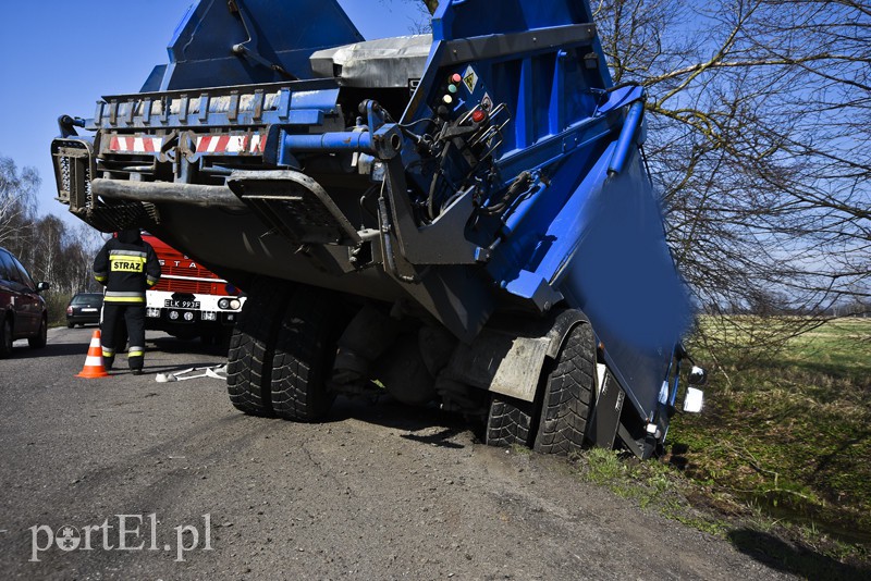 Śmieciarką wjechali do rowu zdjęcie nr 149228