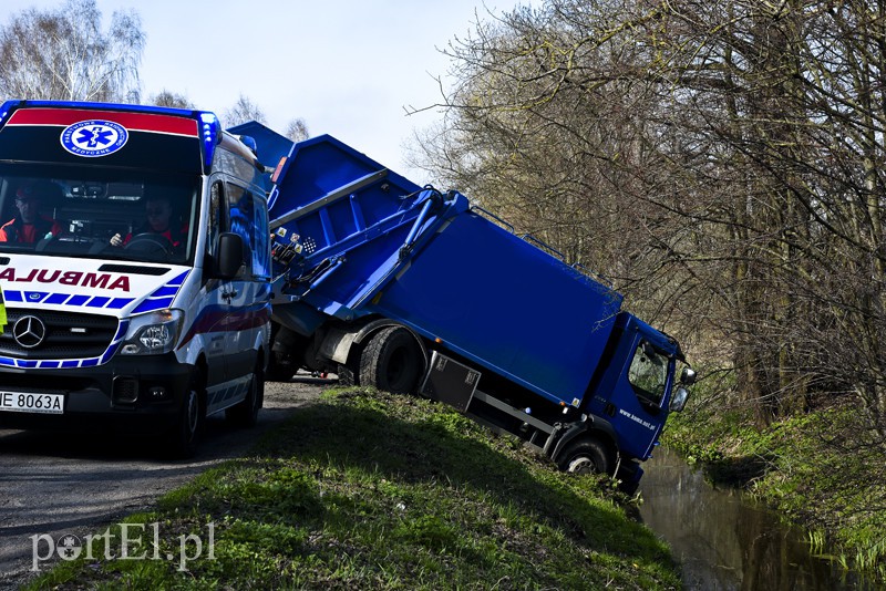 Śmieciarką wjechali do rowu zdjęcie nr 149230