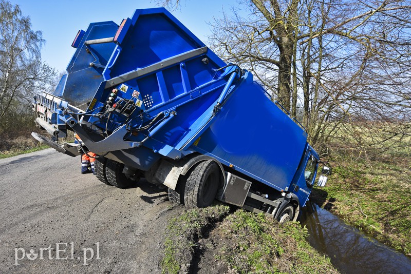 Śmieciarką wjechali do rowu zdjęcie nr 149220