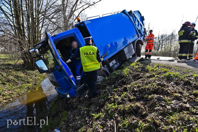 Śmieciarką wjechali do rowu zdjęcie nr 149225