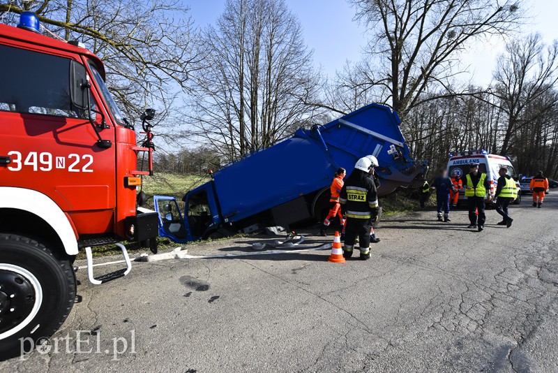 Śmieciarką wjechali do rowu zdjęcie nr 149226