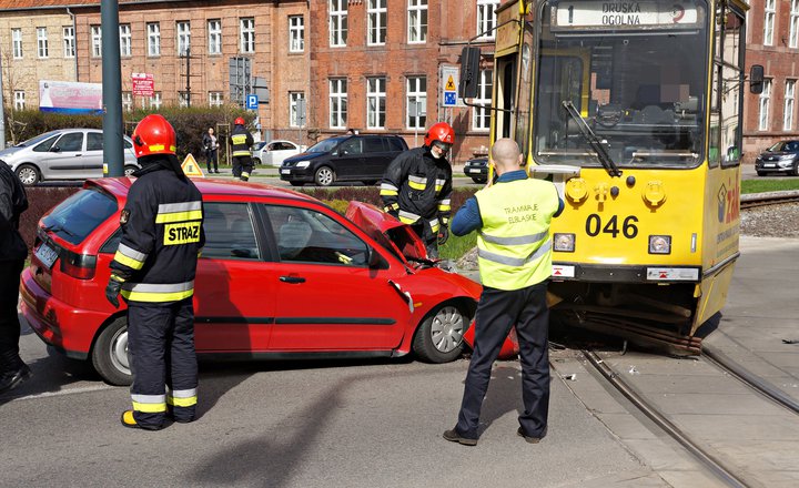 Elbląg Seatem wjechał pod tramwaj