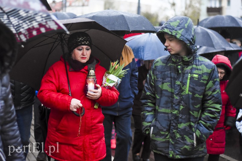 Droga krzyżowa w deszczu zdjęcie nr 149971