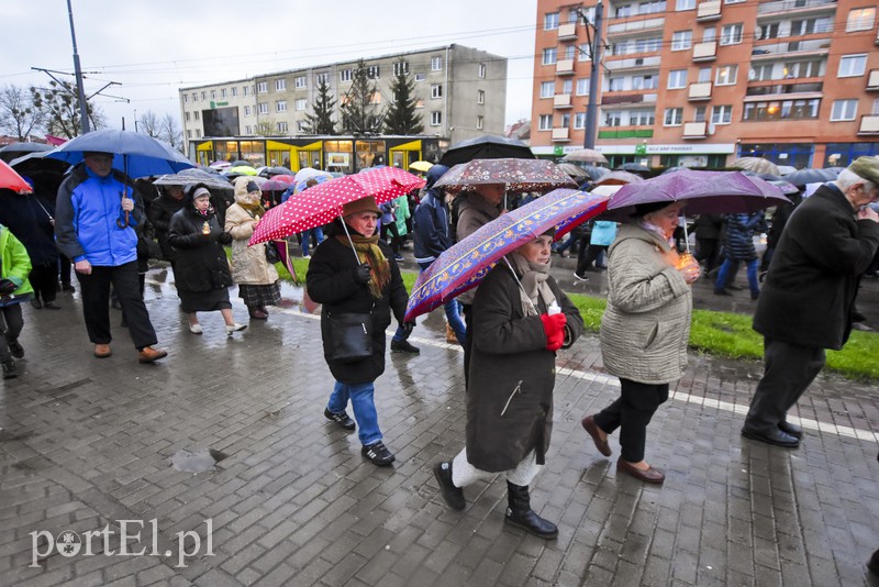 Droga krzyżowa w deszczu zdjęcie nr 149976