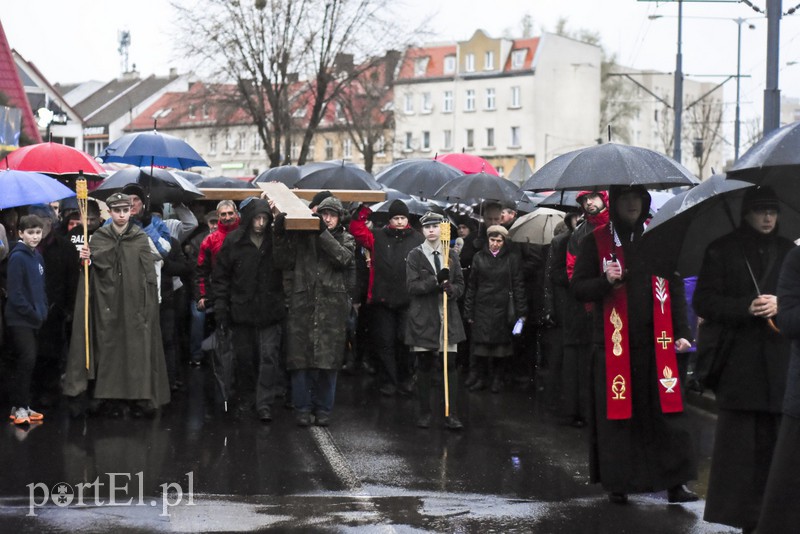 Droga krzyżowa w deszczu zdjęcie nr 149966