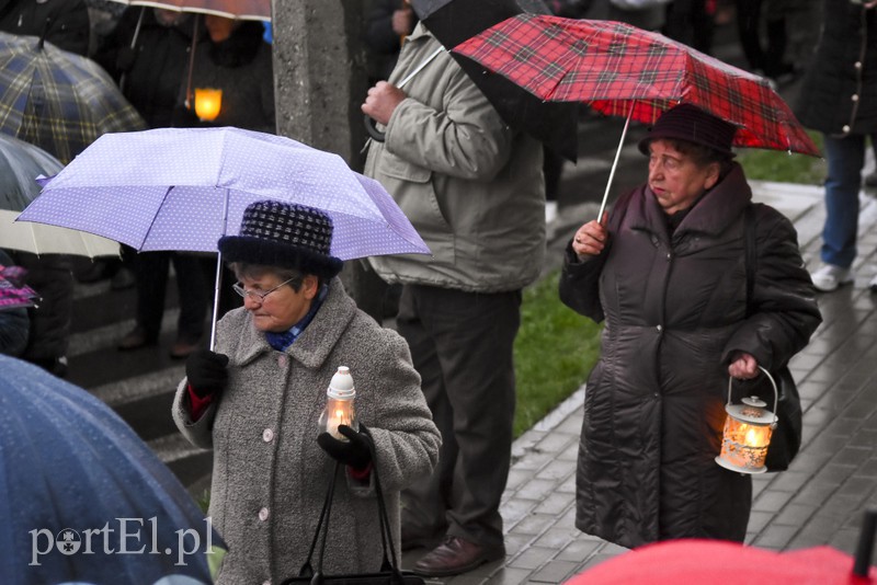 Droga krzyżowa w deszczu zdjęcie nr 149956