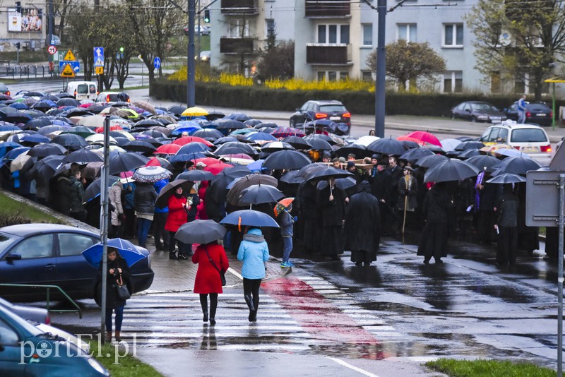 Droga krzyżowa w deszczu zdjęcie nr 149972