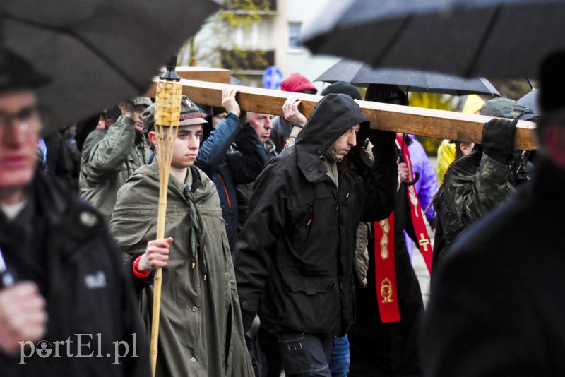 Droga krzyżowa w deszczu zdjęcie nr 149969