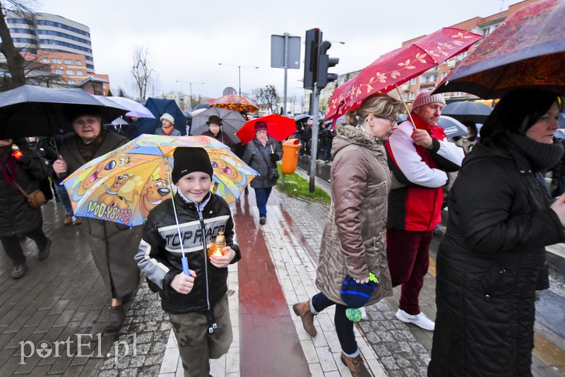 Droga krzyżowa w deszczu zdjęcie nr 149979