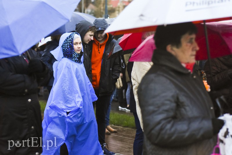 Droga krzyżowa w deszczu zdjęcie nr 149982