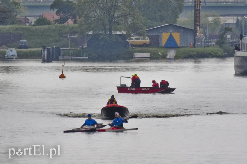 Strażacy wyłowili z rzeki ciało mężczyzny zdjęcie nr 151446