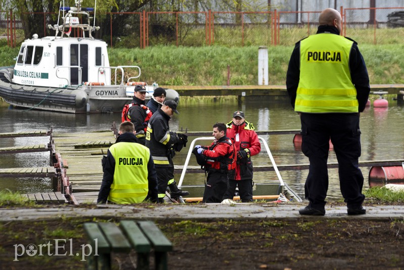 Strażacy wyłowili z rzeki ciało mężczyzny zdjęcie nr 151447