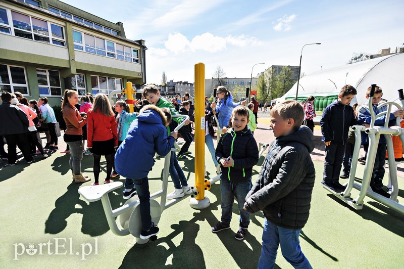 Plac zabaw przy SP 19 oficjalnie otwarty zdjęcie nr 151531