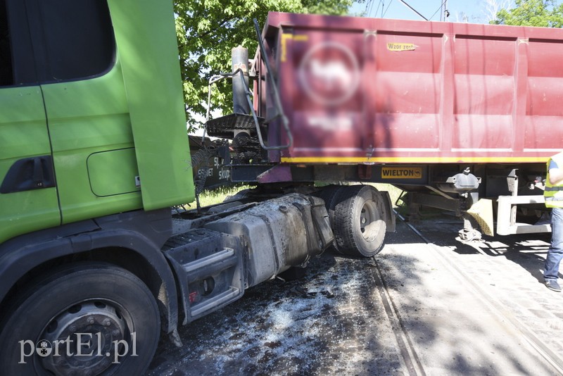 Grunwaldzka zablokowana! Ciężarówka zderzyła się z tramwajem zdjęcie nr 152148