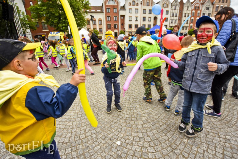 Starówka pełna dzieci zdjęcie nr 153069