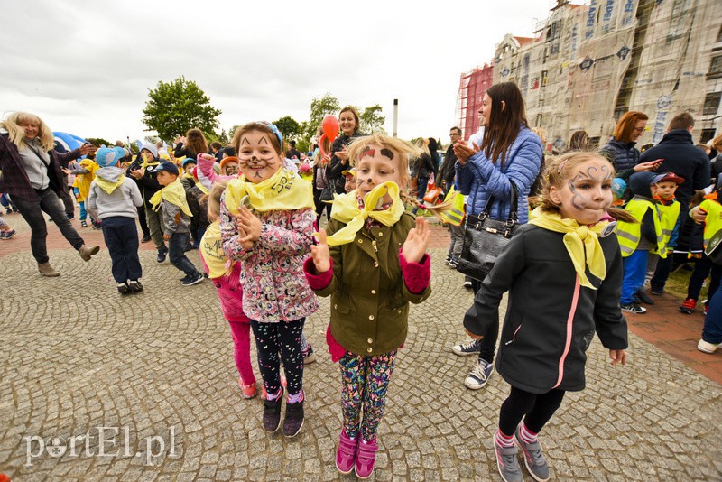 Starówka pełna dzieci zdjęcie nr 153059