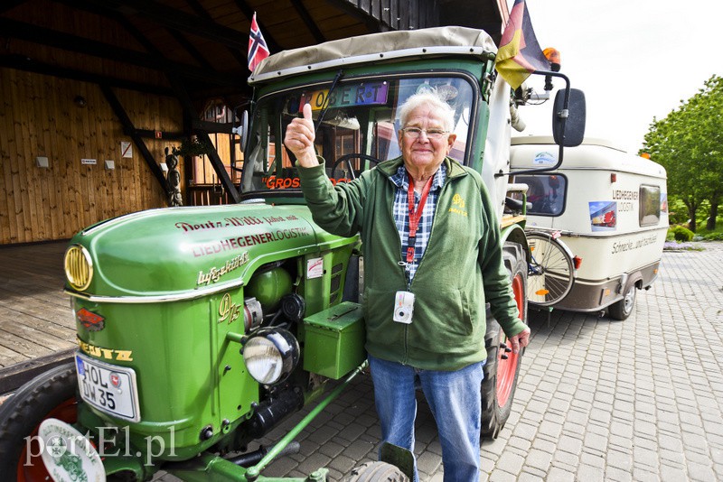 Prosta historia Williego, czyli jak 81-latek na traktorze przemierza Europę zdjęcie nr 153135