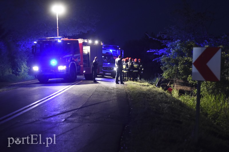 Dachowanie w Rubnie, dwie osoby ranne zdjęcie nr 153219