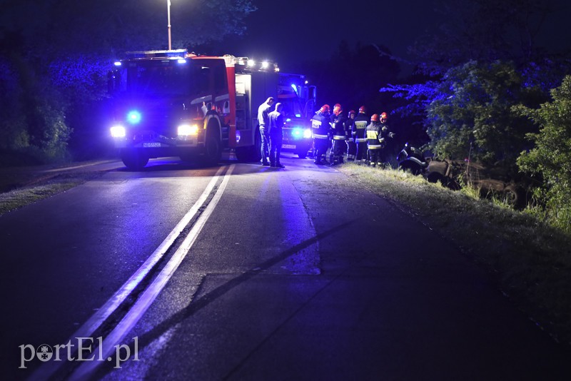 Dachowanie w Rubnie, dwie osoby ranne zdjęcie nr 153218