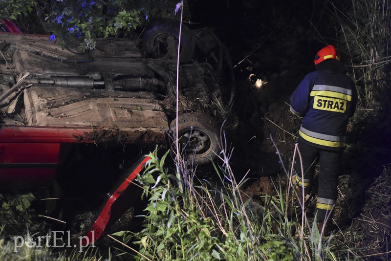 Dachowanie w Rubnie, dwie osoby ranne zdjęcie nr 153211