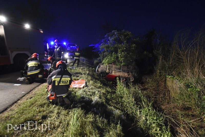Dachowanie w Rubnie, dwie osoby ranne zdjęcie nr 153208