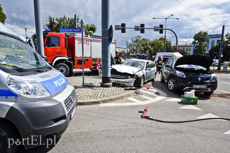 Kolizja dwóch renault przy szkole muzycznej zdjęcie nr 153739