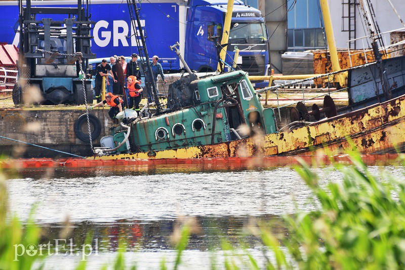  Tonie wrak kutra, trwa akcja na rzece zdjęcie nr 153751