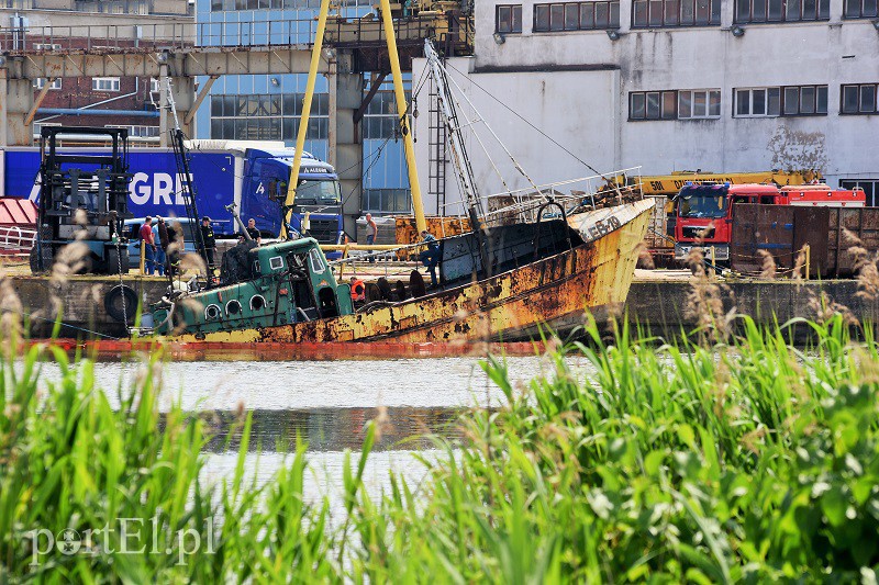  Tonie wrak kutra, trwa akcja na rzece zdjęcie nr 153750