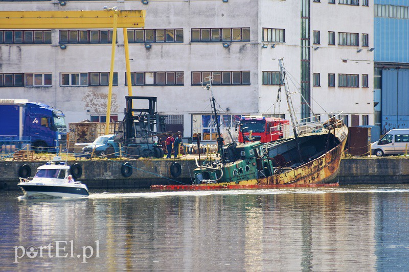 Tonie wrak kutra, trwa akcja na rzece zdjęcie nr 153749