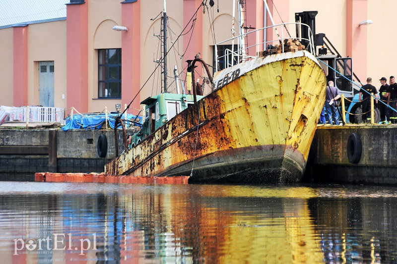  Tonie wrak kutra, trwa akcja na rzece zdjęcie nr 153748