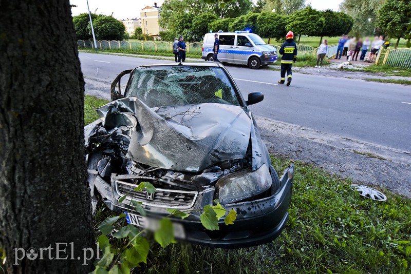 Hondą uderzył w drzewo zdjęcie nr 154175